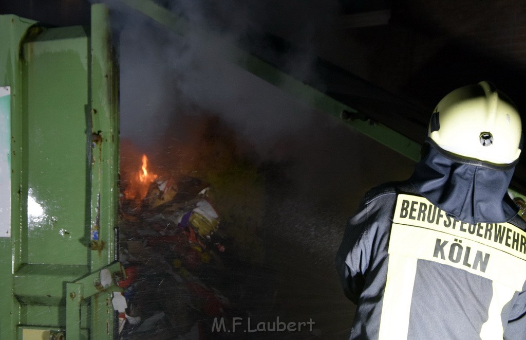 Feuer Papp Presscontainer Koeln Hoehenberg Bochumerstr P377.JPG - Miklos Laubert